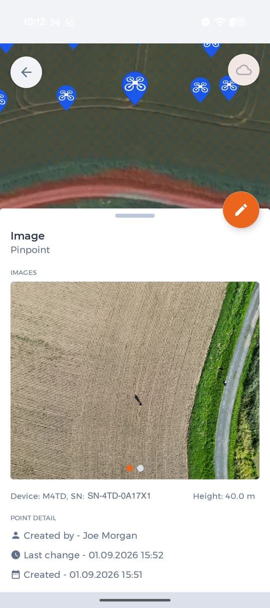 Una persona en un campo desde cincuenta metros de altura