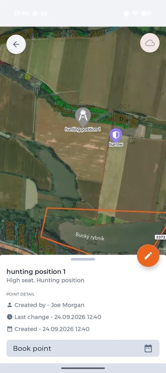 Un puesto en el mapa del coto con el botón de reserva.